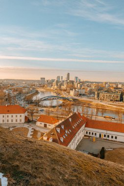 Vilnius şehrinin kırmızı çatısı ve nehirdeki Mindaugas Köprüsü 'nün dikey açılı görüntüsü.