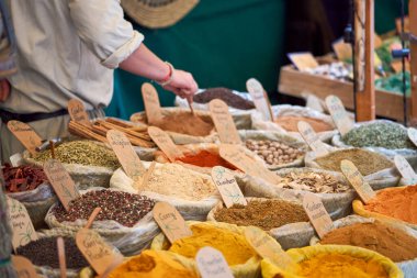 Piyasada farklı baharat türlerine sahip konteynırların yakın çekimi