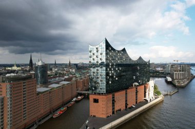 Elbe nehrinin kıyısındaki Elbphilharmonie konser salonunun hava görüntüsü.