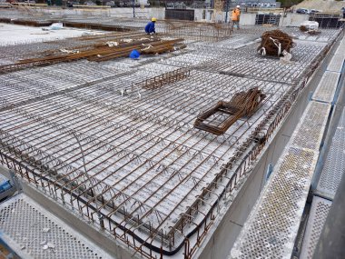 İnşaat alanında beton takviyeli çelik temeli.