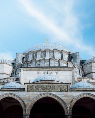 Güneşli bir günde Türkiye 'nin İstanbul kentindeki ünlü Süleyman camisinin dikey çekimi