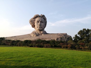 Çin, Changsha 'daki Young Mao Zedong heykelinde her yer yeşillikle kaplıydı.
