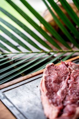 Baharatlı çiğ biftek.