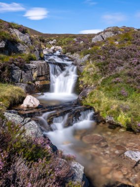 İskoçya 'nın Cairngorms şehrinde bulunan Glas Şelalesi' nin Muick Gölü 'ne düşüşünün dikey görüntüsü.
