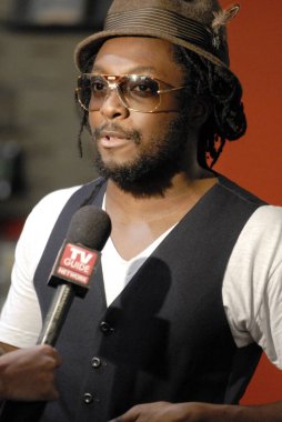 Rap şarkıcısı will.i.am 'in dikey çekimi Virgin Megastore' daki kırmızı halıda röportaj yapıyor.