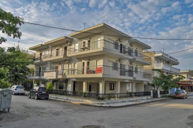Ege Denizi kıyısındaki bir Yunan tatil köyünde misafir ağırlamak için güzel, modern bir bina.