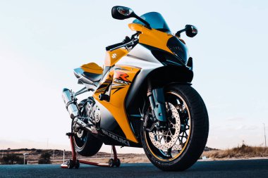 Pistte lüks bir Suzuki GSXR 1000 motor.