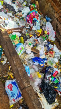 Sokaktaki çöplerin dikey görüntüsü.