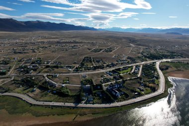 Arjantin 'de mavi bulutlu bir gökyüzünün altındaki küçük bir kasabanın panoramik manzarası