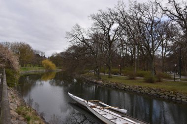 İsveç, Malmoe 'de bir parkta bir nehir.