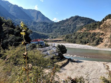 Nepal kıyısında Rani Mahal (Taj Mahal) manzarası ve arka planda dağ ormanları