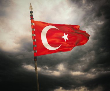 Türkiye bayrağının dramatik bulutlu bir gökyüzünün arka planında dalgalanan 3D görüntüsü.