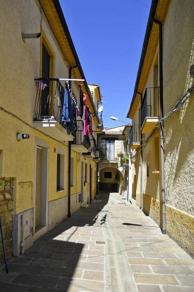 Tiro Vertical Uma Rua Estreita Aldeia Calvello Região Basilicata Itália — Fotografia de Stock