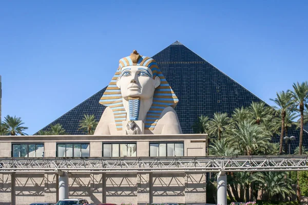 Bellissimo Esterno Dell Hotel Luxor Las Vegas Con Una Statua — Foto Stock