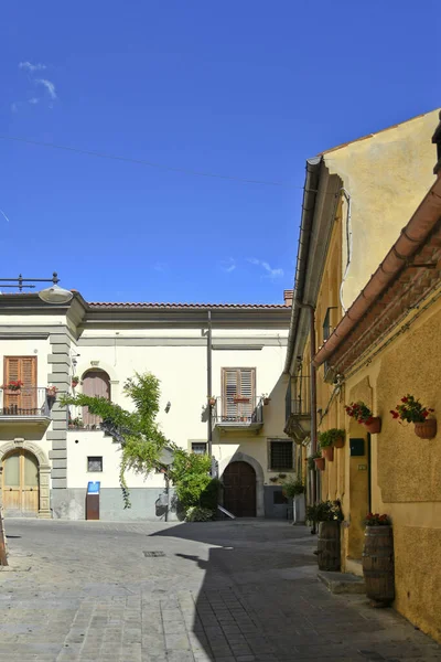 Una Estrecha Calle Antigua Decorada Con Flores Pavimentada Con Piedra — Foto de Stock