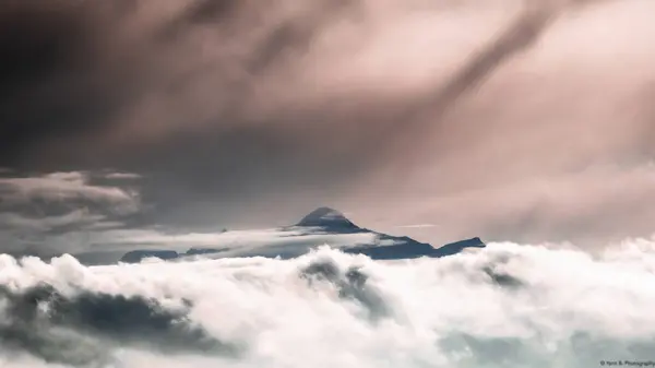 Захватывающий Вид Гору Монблан Покрытую Облаками — стоковое фото