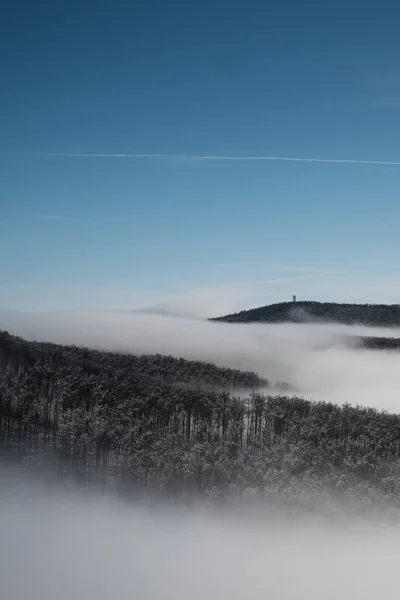 丘の上の雲の反転 — ストック写真