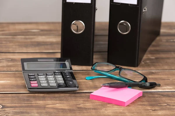 Een Close Shot Van Pen Roze Plakkerige Briefpapier Rekenmachine Blauwe — Stockfoto