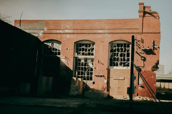 Edificio Abandonado Día Soleado —  Fotos de Stock