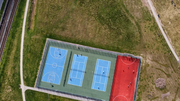 从空中俯瞰网球场和篮球场 — 图库照片