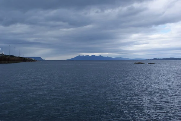 Vacker Utsikt Över Havsvågor Med Berg Bakgrund Molnig Himmel Skottland — Stockfoto