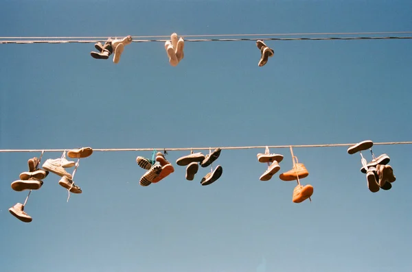 Più Paia Scarpe Appese Alle Corde All Aperto — Foto Stock