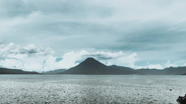 Uma Bela Vista Lago Atitlan Cercado Por Colinas Guatemala América — Fotografia de Stock