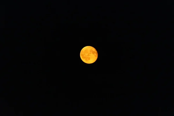 Желтая Луна Темном Черном Небе Захваченная Ночью — стоковое фото