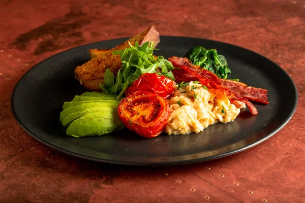 Ένα Πιάτο Αγγλικό Πρωινό Τηγανητό Μπέικον Ομελέτα Τοστ Φέτες Αβοκάντο — Φωτογραφία Αρχείου