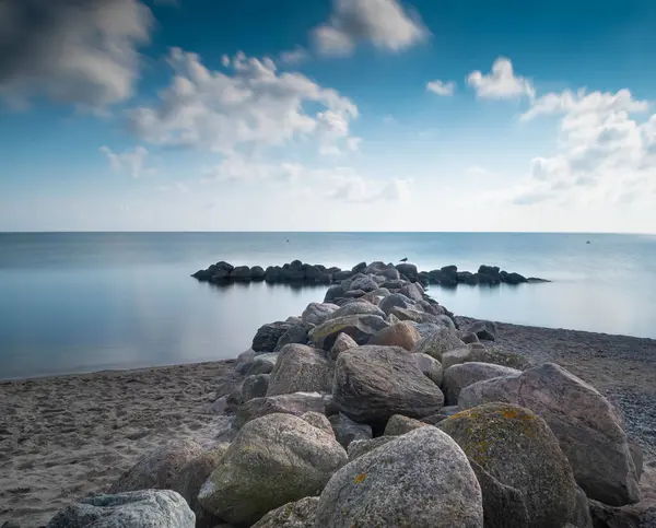 Eine Auswahl Von Steinen Eines Wellenbrechers Einem Sonnigen Morgen — Stockfoto