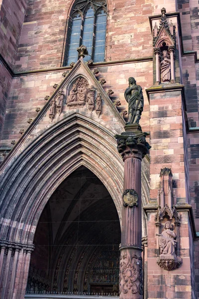 Ujęcie Pionowe Figury Matki Boskiej Detale Głównego Wejścia Katedry Freiburgu — Zdjęcie stockowe