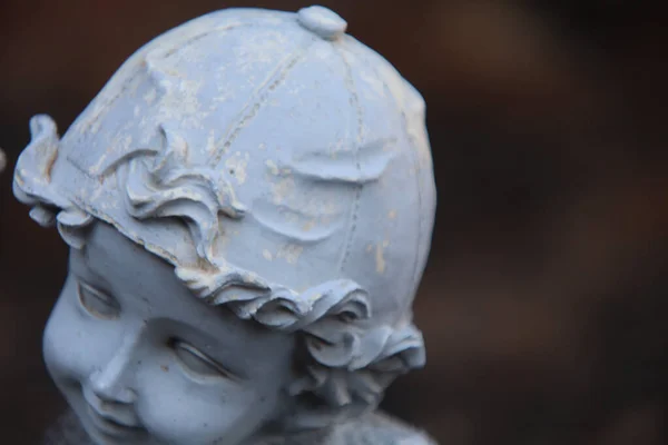 Close Shot Statue Cute Little Boy Head Blurred Background — Stock Photo, Image