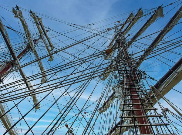 Mástil Alto Viejo Velero Con Escalera Cable Barco Fondo Azul —  Fotos de Stock