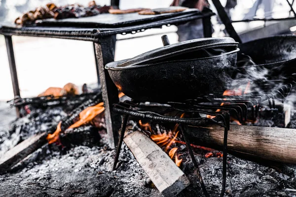 Primer Plano Del Caldero Fuego Cocinar Aire Libre —  Fotos de Stock