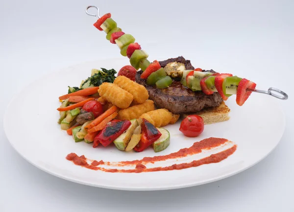 Tiro Close Prato Churrasco Com Legumes Fritos Molho Prato Branco — Fotografia de Stock