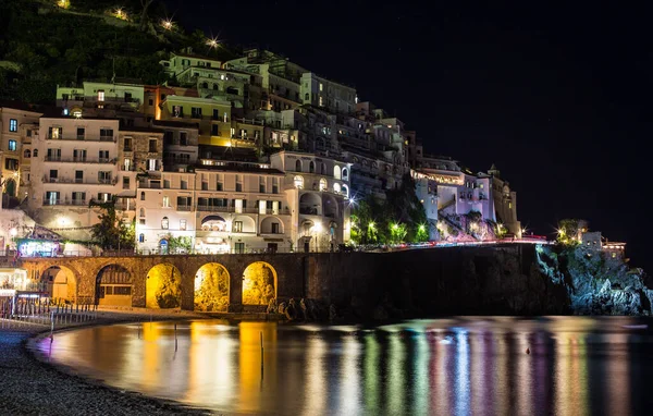 Éjszakai Kilátás Amalfi Olaszország Fények Tükröződik Víz — Stock Fotó