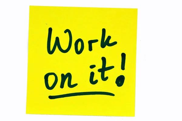 Siyah Renkli Motivasyon Alıntısı Diyor Üzerinde Çalış Sarı Bir Notada — Stok fotoğraf