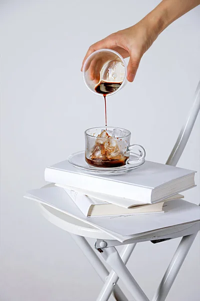 Colpo Verticale Una Mano Gradualmente Aggiungendo Caffè Una Tazza Con — Foto Stock