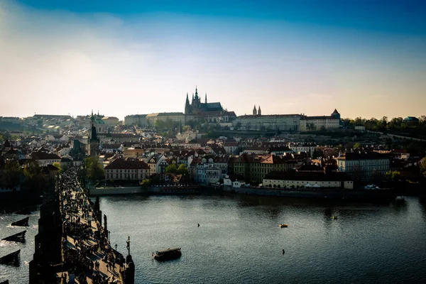 Luftaufnahme Von Menschen Die Bei Tageslicht Auf Der Karlsbrücke Und — Stockfoto