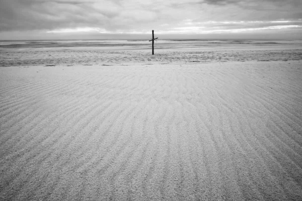 Plan Niveaux Gris Une Croix Sur Rivage Sur Fond Ciel — Photo