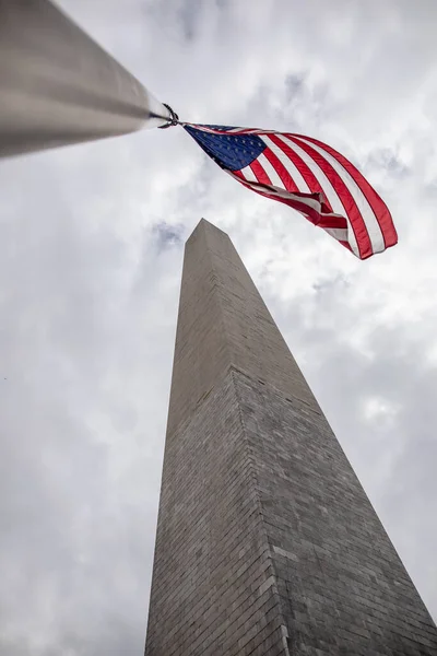 Low Angle Shot Flag Usa Next Tower Cloudy Sky — Stock fotografie