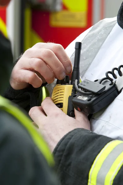 Närbild Man Som Använder Brittiska Räddningstjänsten Radio Utbildning Leeds Storbritannien — Stockfoto