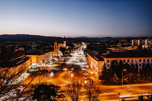 ズヴォレン市のメイン広場 青い時間の建物や街路灯 スロバキア — ストック写真