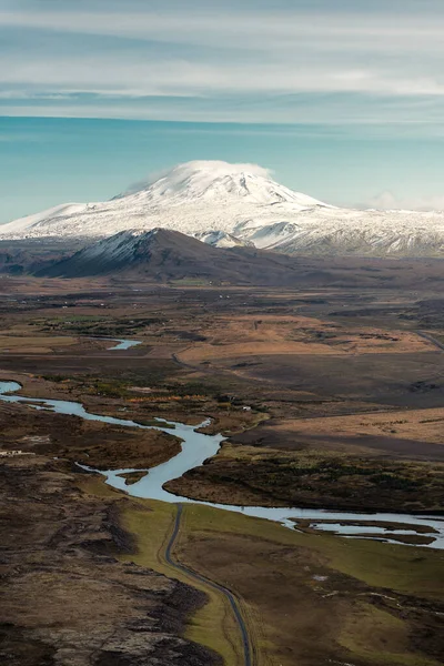 Plan Vertical Petite Rivière Gelée Arrière Plan Montagnes Enneigées Islande — Photo