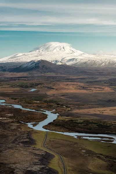 Plan Vertical Petite Rivière Gelée Arrière Plan Montagnes Enneigées Islande — Photo