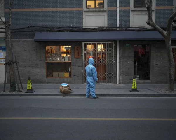 Disparo Trabajador Salud Traje Materiales Peligrosos Pie Junto Edificio Shanghai —  Fotos de Stock
