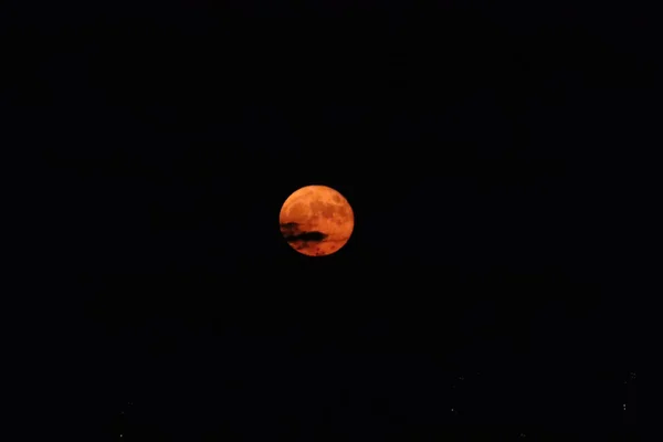 Ein Leuchtend Roter Orangefarbener Blutmond Schwarzen Himmel — Stockfoto