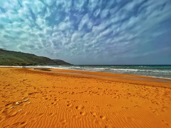 Гарний Морський Пейзаж Піщаним Пляжем Під Хмарним Небом — стокове фото