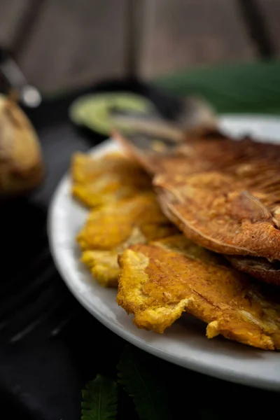 Una Toma Vertical Pescado Entero Cocido Plátanos Fritos Plato — Foto de Stock