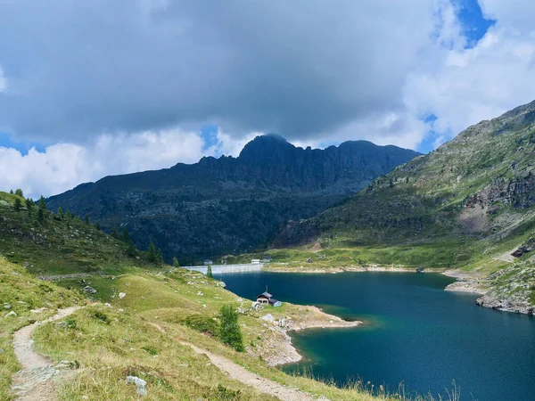 Lagos Gêmeos Nos Alpes Oróbicos Norte Itália Com Uma Nuvem — Fotografia de Stock